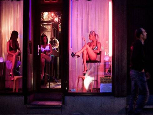 Bi hài chuyện khách Việt 'khám phá' phố đèn đỏ khi du lịch nước ngoài