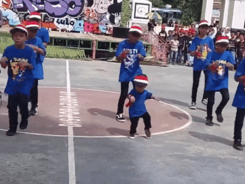 Cậu nhóc hút 4 triệu lượt xem vì nhảy flashmob hăng nhất nhóm-1