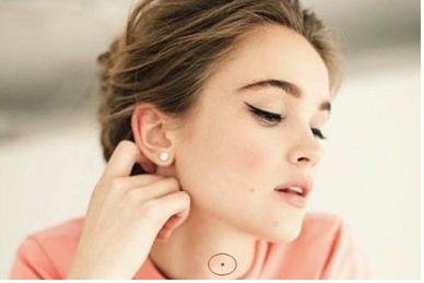 Xem ngay để biết, nốt ruồi trên cổ nói gì về số mệnh của bạn?-1