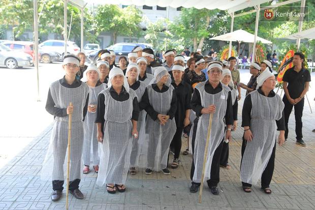 Mẹ Tuấn Hưng khóc ngất trong tang lễ bố-1