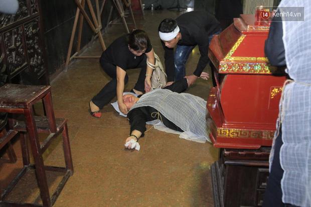 Mẹ Tuấn Hưng khóc ngất trong tang lễ bố-2