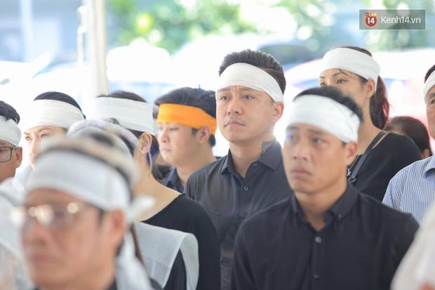 Mẹ Tuấn Hưng khóc ngất trong tang lễ bố-5