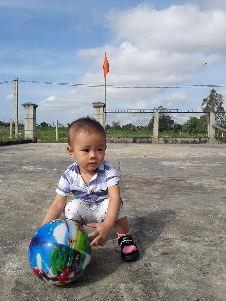 Đã tìm ra danh tính cậu nhóc hút 4 triệu lượt xem với màn nhảy flashmob hăng nhất nhóm-4