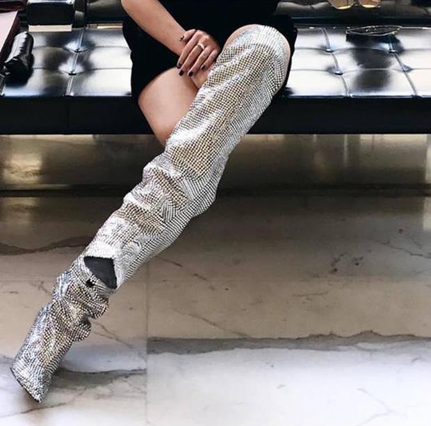 Trong vô vàn fashionista Việt, có lẽ chỉ mình Nga Nguyễn dám chi 230 triệu đồng sắm đôi boot đụng hàng Rihanna-2