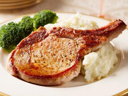 Sườn cốt lết chiên vừa khô vừa cứng là do bạn không ngâm trong nước này