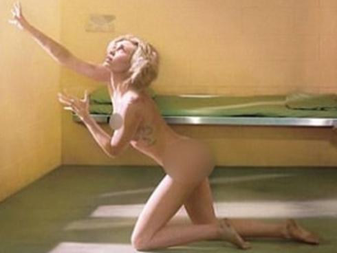 Hút cần và ngoáy mông xưa rồi, giờ Miley Cyrus đã chuyển sang khỏa thân