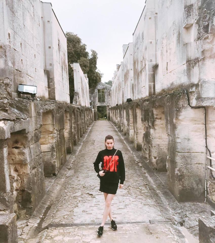 Không hẹn mà gặp, Mai Ngô - Minh Tú diện street style với mốt quần xẻ cao chất phát ngất-1