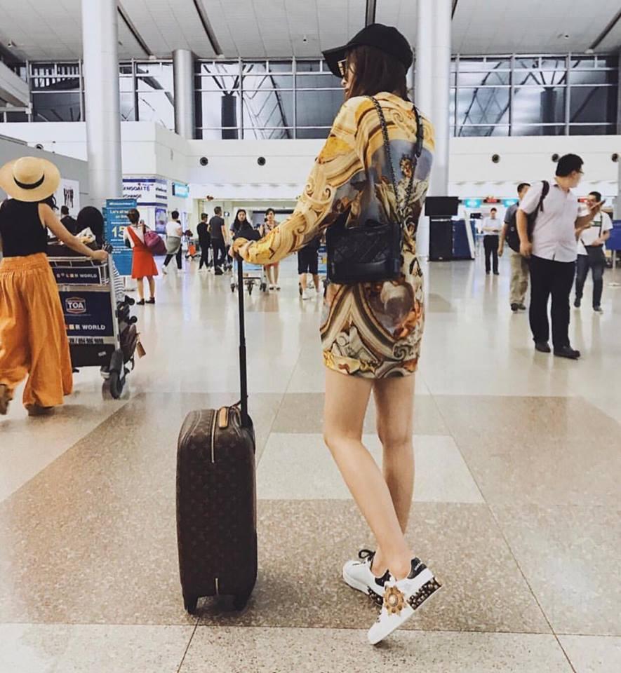 Không hẹn mà gặp, Mai Ngô - Minh Tú diện street style với mốt quần xẻ cao chất phát ngất-4