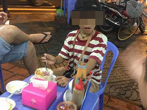 Cậu bé 10 tuổi bán vé số và câu chuyện buồn giữa đêm mưa Sài Gòn-1