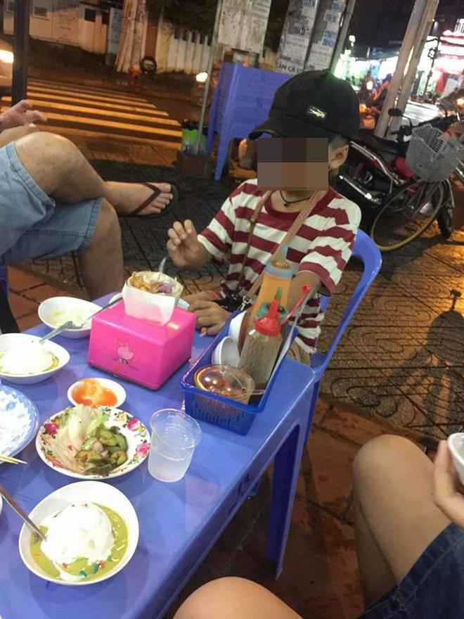 Cậu bé 10 tuổi bán vé số và câu chuyện buồn giữa đêm mưa Sài Gòn-2