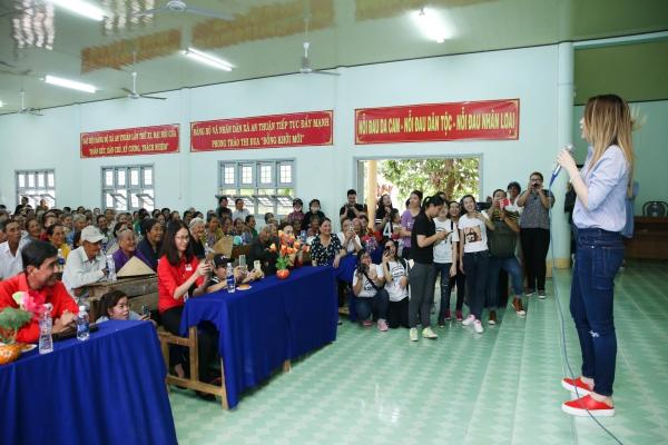 Chẳng ngại tiếng họa mi, Mỹ Tâm ngồi bệt xuống đường cùng người dân thiện nguyện-2