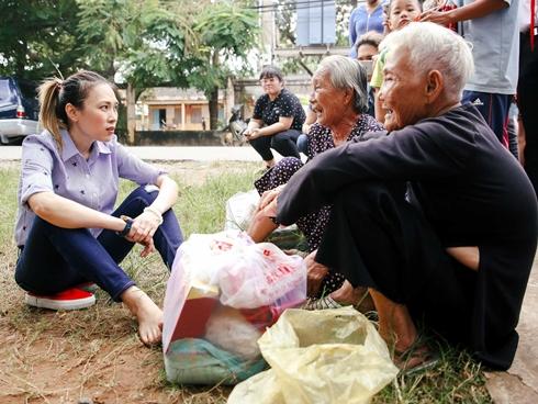 Chẳng ngại tiếng 'họa mi', Mỹ Tâm ngồi bệt xuống đường cùng người dân thiện nguyện