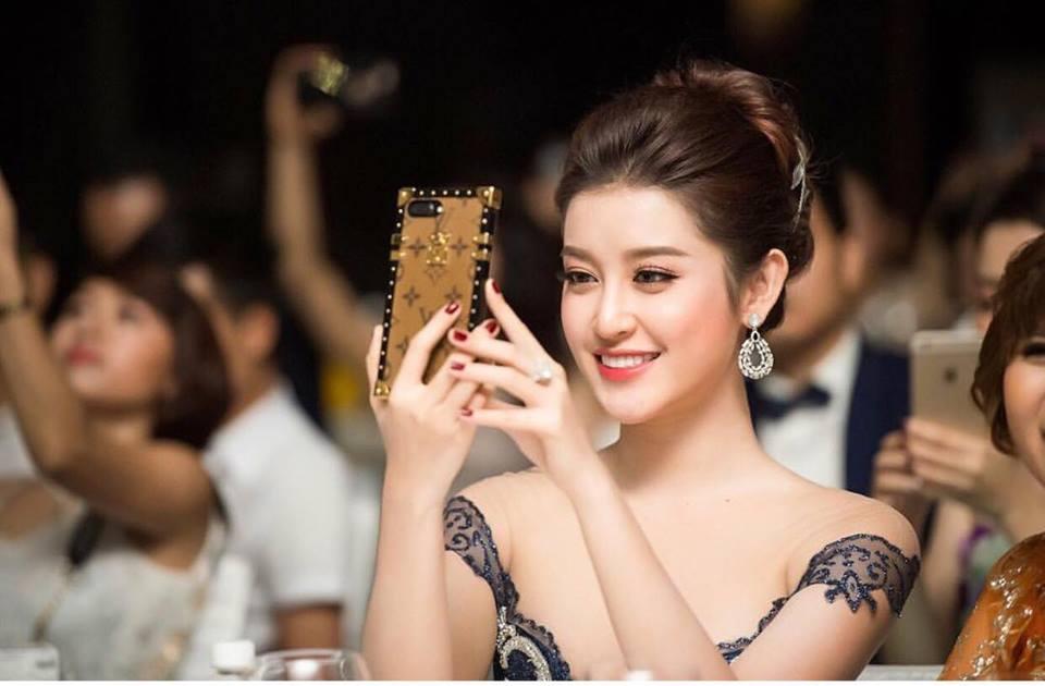 Huyền My chi mạnh cho hàng hiệu trước khi bắt đầu cuộc đua Miss Grand International 2017-7