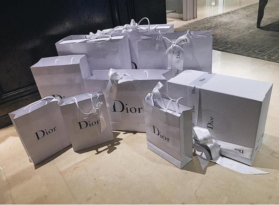 Huyền My chi mạnh cho hàng hiệu trước khi bắt đầu cuộc đua Miss Grand International 2017-2