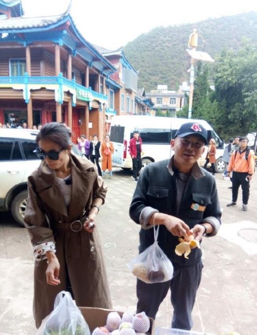 Lưu Đào tu cạn chai bia như nam tử hán, ông xã ngồi bên chỉ dám uống trà-2