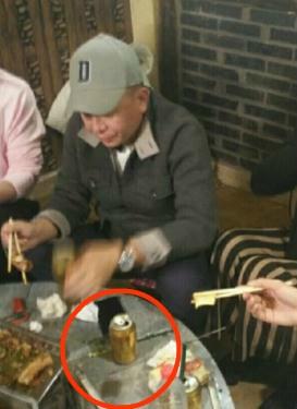 Lưu Đào tu cạn chai bia như nam tử hán, ông xã ngồi bên chỉ dám uống trà-4