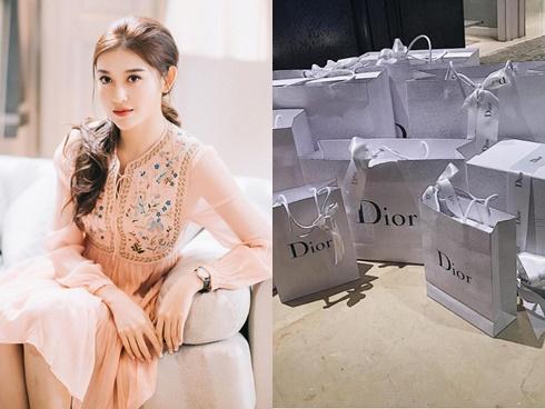 Huyền My chi mạnh cho hàng hiệu trước khi bắt đầu cuộc đua Miss Grand International 2017