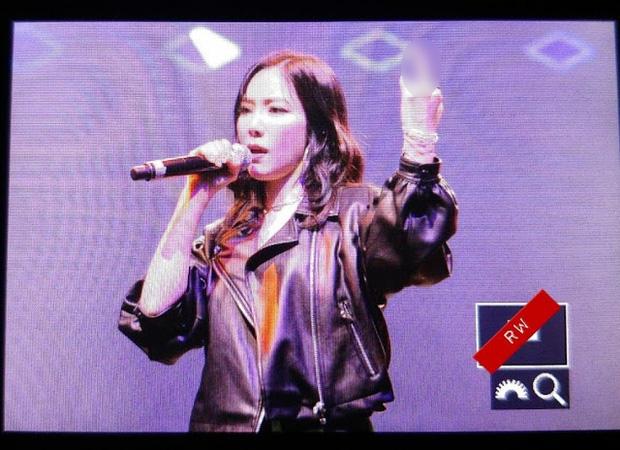 Fan xôn xao khi Taeyeon giơ ngón tay thối trong khi biểu diễn-1