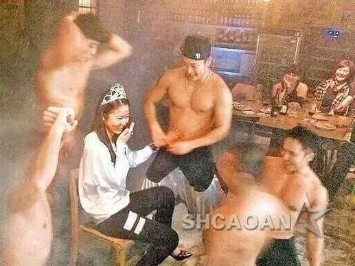 Lâm Tâm Như bị lộ loạt ảnh tạo dáng sexy với vũ công nam thoát y