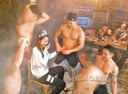 Lâm Tâm Như bị lộ loạt ảnh tạo dáng sexy với vũ công nam thoát y-2