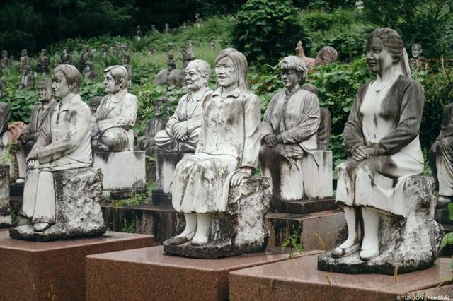 Lạnh gáy đi trong khu vườn với hàng trăm bức tượng bị bỏ hoang-7