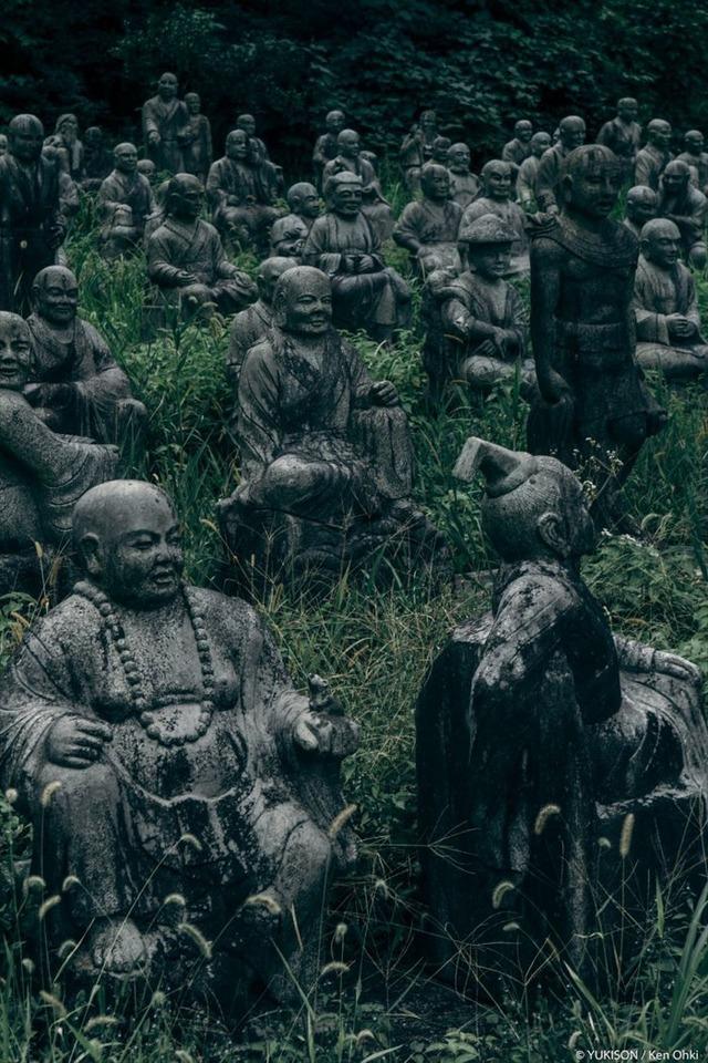 Lạnh gáy đi trong khu vườn với hàng trăm bức tượng bị bỏ hoang-10