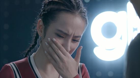 Hữu Vi và Rocker Nguyễn đồng loạt bị gái xinh cho ăn đòn-1