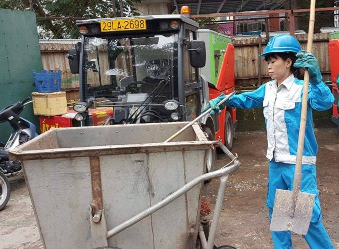 Giây phút hãi hùng ám ảnh nữ lao công trong cơn bão-1