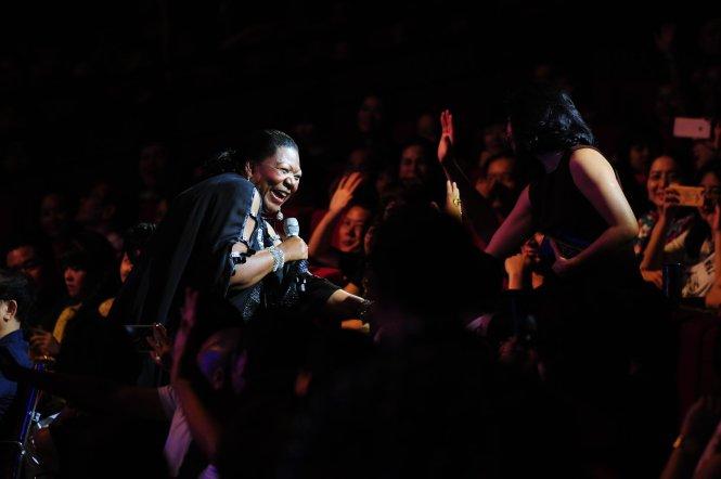 Dân mạng đào mộ màn trình diễn liên khúc kinh điển của Boney M-1