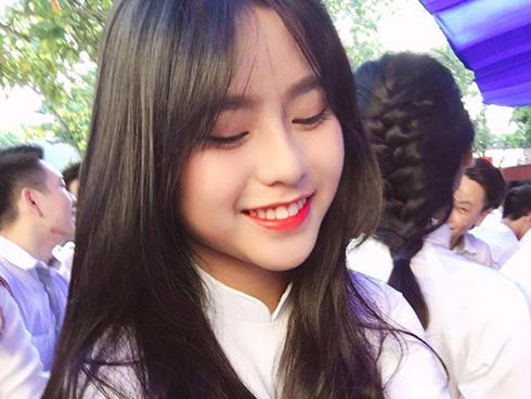 Không cần 'mác' hot girl, những cô bạn này vẫn nổi tiếng rần rần vì mặc áo dài siêu xinh