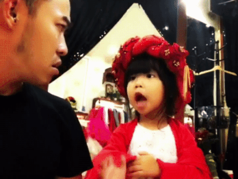 Clip con gái và bố trổ tài 'diễn sâu' khiến ai cũng mong có một tiểu công chúa