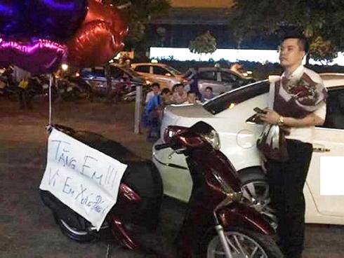 Câu chuyện xúc động phía sau chiếc SH tặng vợ với dòng chữ 'Tặng em vì em xứng đáng'