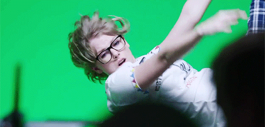 Hóa ra đây là cách Taylor Swift lơ lửng trên không trong MV hóa rắn!-2