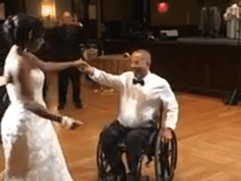 Xúc động cảnh người cha bị liệt 10 năm vẫn khiêu vũ cùng con gái trong ngày cưới