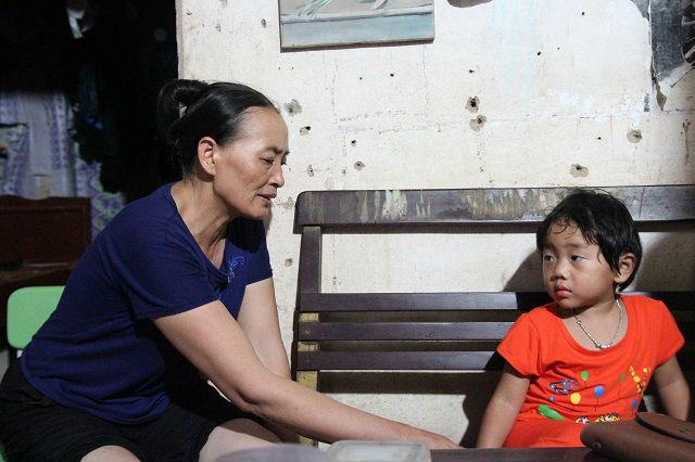 Bố mất, 4 tháng sau mẹ mang bầu tử vong, 2 đứa trẻ vẫn ngỡ cha mẹ đi làm xa-3