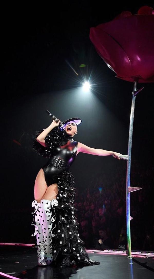 Chọn trang phục của NTK Công Trí trong liveshow, Katy Perry gây shock làng thời trang Việt-2