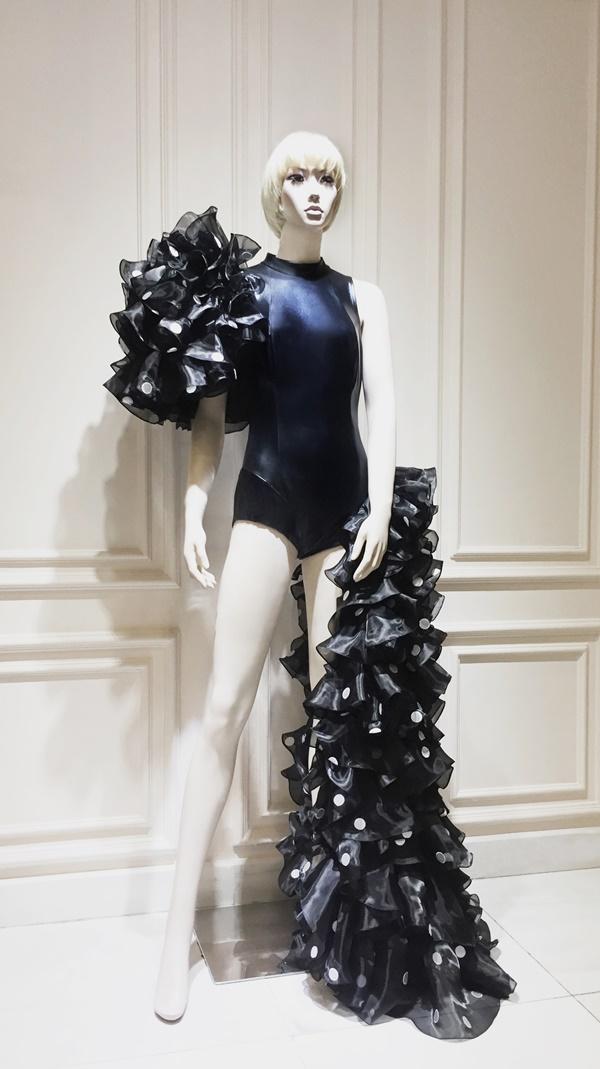 Chọn trang phục của NTK Công Trí trong liveshow, Katy Perry gây shock làng thời trang Việt-5