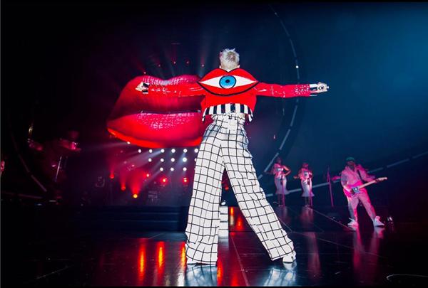 Chọn trang phục của NTK Công Trí trong liveshow, Katy Perry gây shock làng thời trang Việt-11