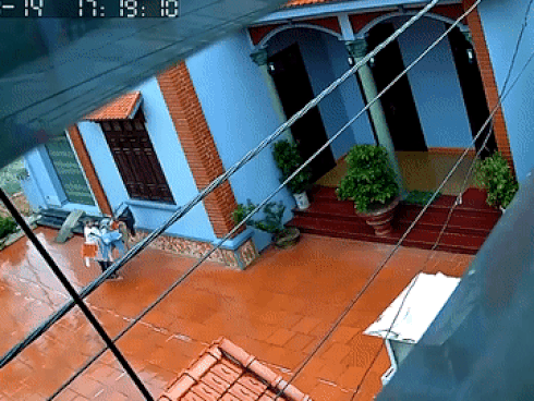 Cụ ông 79 tuổi làm chuyện đồi bại với cháu bé 3 tuổi vẫn đi lại bình thường trước phiên tòa xét xử sáng nay-5