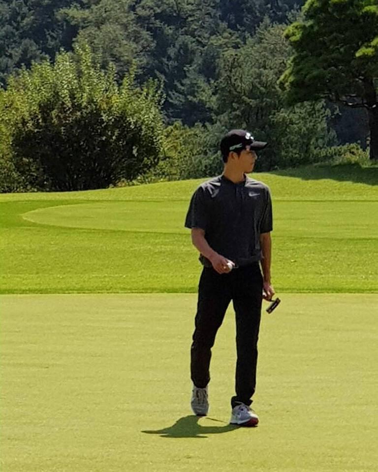 Sao Hàn 21/9: Song Joong Ki đi đánh golf giảm căng thẳng trước khi trở thành chú rể-2