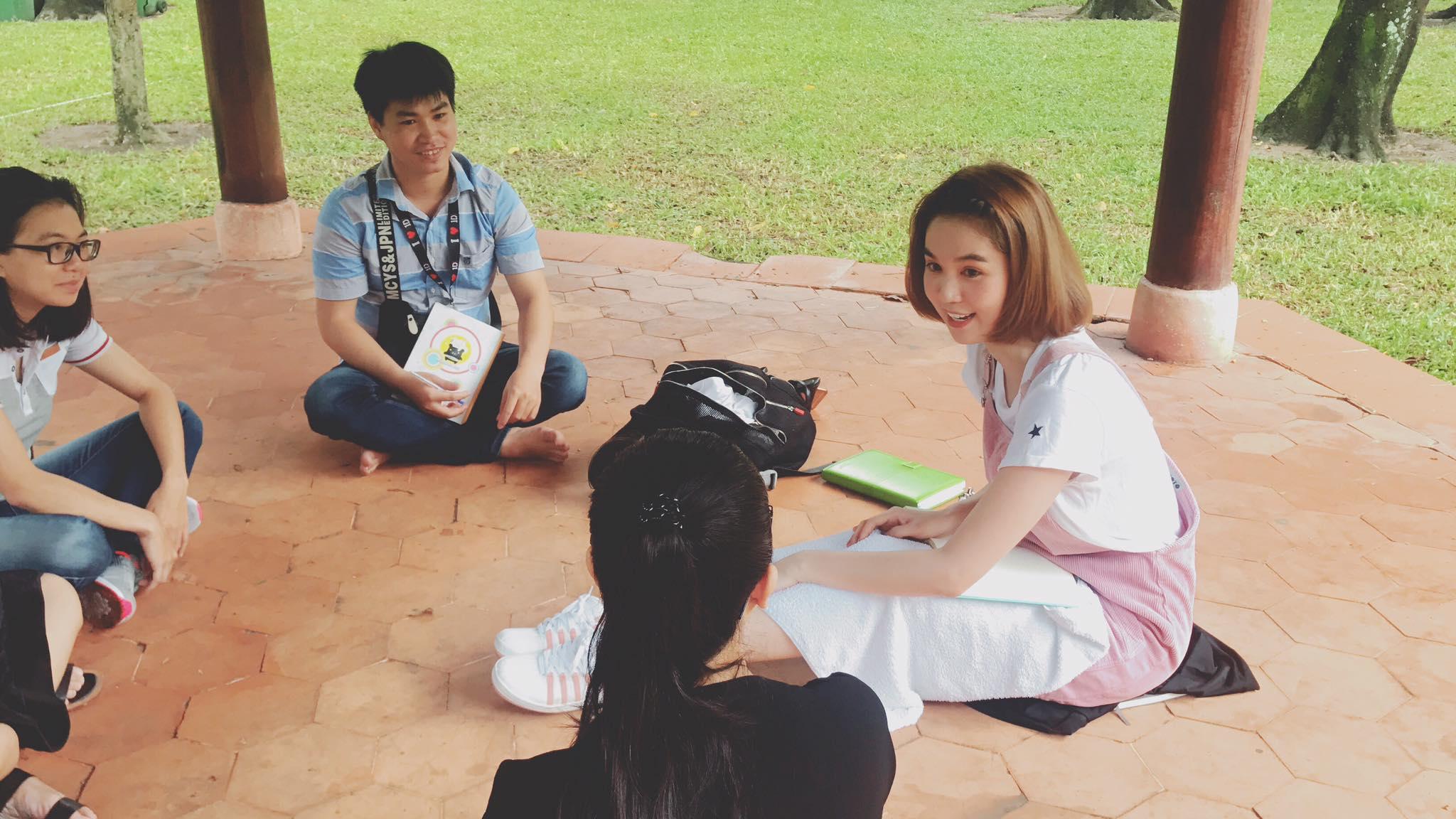 Tin sao Việt 21/9: Phạm Hương than vãn nỗi nhọc nhằn đi tìm người kế vị tương lai-12