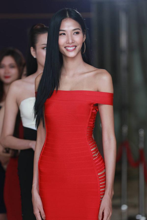 Hoàng Thùy catwalk xuất sắc, chặt đẹp dàn thí sinh Hoa hậu Hoàn vũ Việt Nam 2017-5