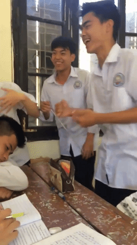 Tìm bằng được cậu bạn hot boy trong Em gái mưa phiên bản lớp trưởng thất tình-2