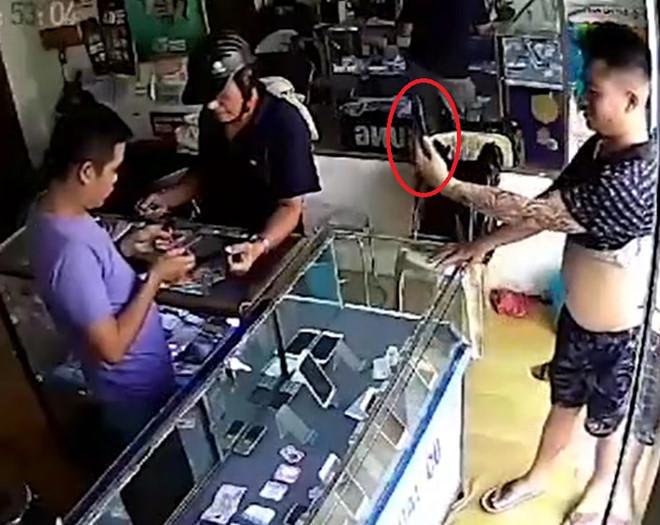 Thanh niên cầm iPhone bỏ chạy khi hỏi mua điện thoại-1