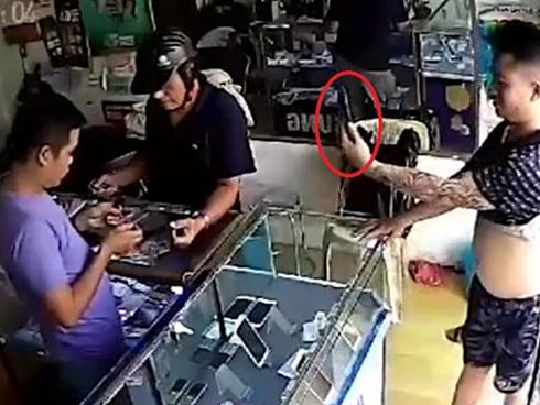 Thanh niên cầm iPhone bỏ chạy khi hỏi mua điện thoại