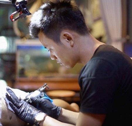 Lương thấp, một thầy giáo bỏ biên chế đi làm thợ xăm Tattoo-3