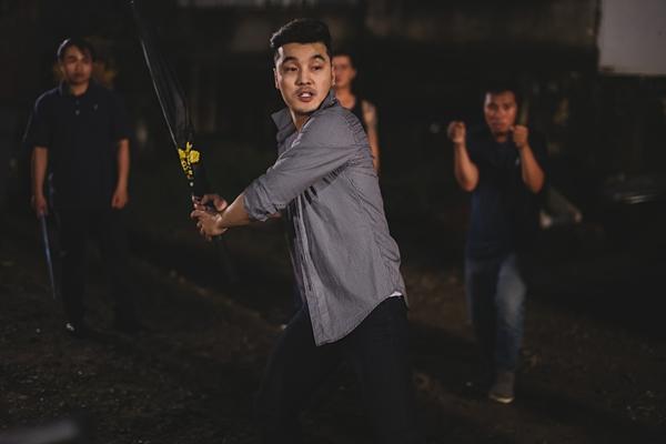 Ưng Hoàng Phúc bị xã hội đen đánh te tua trong MV mới-6