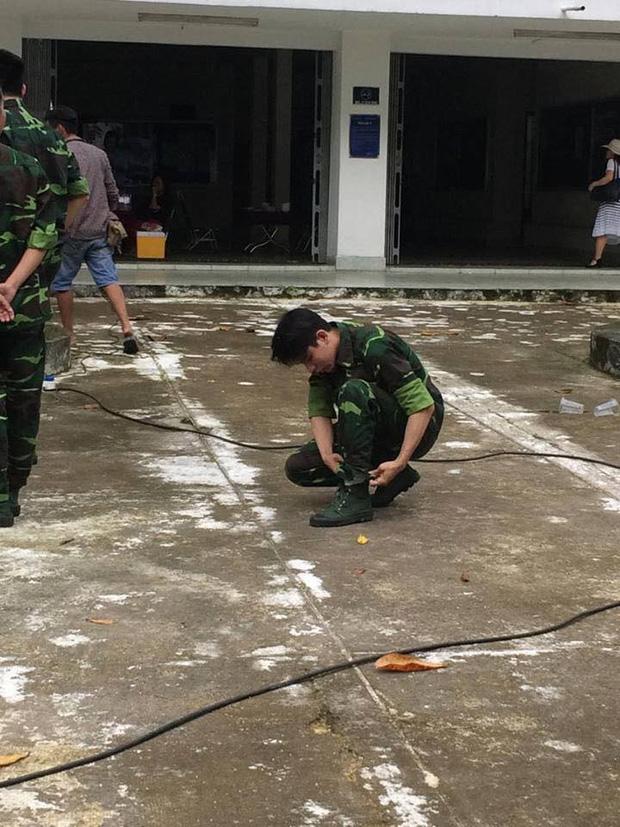 Quên Sơn Tùng đi vì có một anh lính vai phụ dù không phải là nắng nhưng chói chang chẳng kém-5