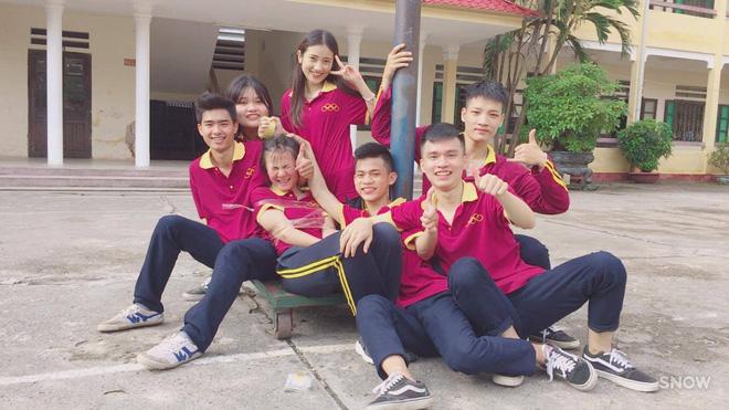 Danh tính nhóm bạn cực thân trong clip Anh trai mưa phiên bản thất tình-1