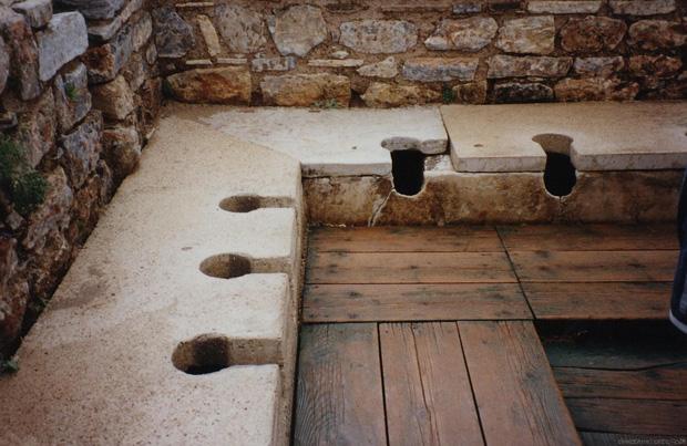 Chuyện đi vệ sinh thời La Mã cổ đại: Nhiều chi tiết thú vị và... cực hãi-1